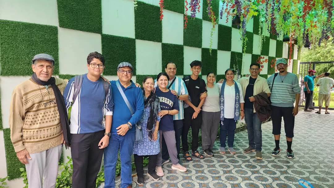 Travelers on a Char Dham group tour from Uttarakhand, photo 2