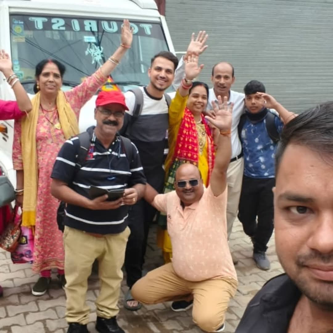 Travelers on a Char Dham group tour from Uttarakhand, photo 5